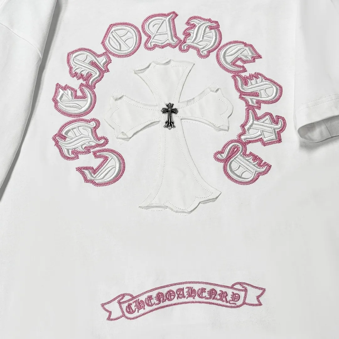 P180 Chrome Hearts 25 high-end versions. The fabric is made of 300 grams of high-density pure cotton. It does not deform or shrink. It has three labels. It is the same style for men and women. Technology: patch embroidery + original development hardware. Color: white, black. SIZE: S-XL.